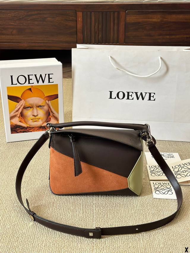 牛皮版本 Loewe 新秀款展示 罗意威 几何包 爱惨了这精致高级范儿！ 汤唯 杨幂孙千李一桐 雎晓雯.同款 最新秀款paseo几何包 包包界的一股清流~ 纳帕