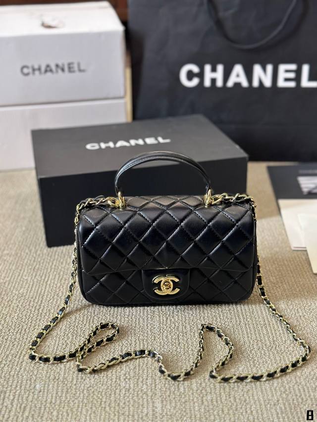 牛皮版本 Chanel 22B金属手柄minicf 新款金属手柄 Cf Mini 真香，金属双c Logo 经典万年③ 金这季手柄跟以往也不一样了，金属装饰是加