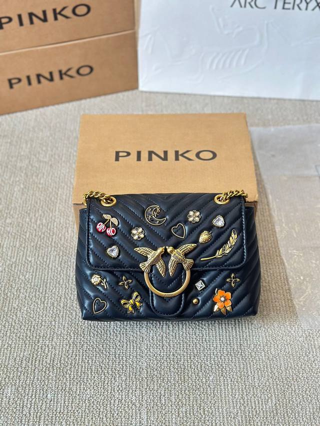 徽章 Pinko 限量燕子包可甜可盐 Pinko也入驻leconcept啦，Leconcept一直努力精选有自己独特风格的品牌 Pinko在平价包包里算是明星喽