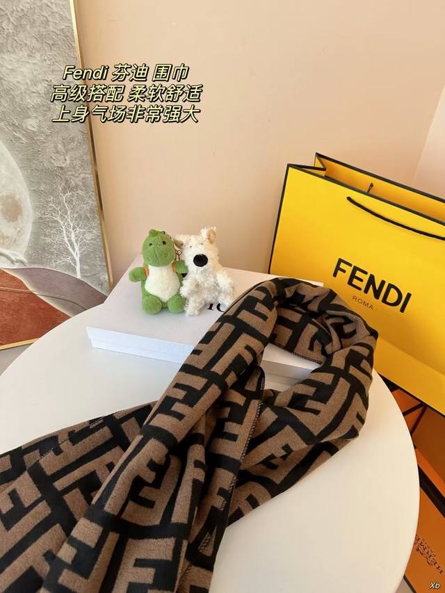 配盒+5 Fendi 芬迪 围巾 真的相当的百搭，上身气质upup，上身效果气场非常强大 这款围巾的效果很特别，手感柔软成色有质感，面料厚实保暖，版型更是非常有