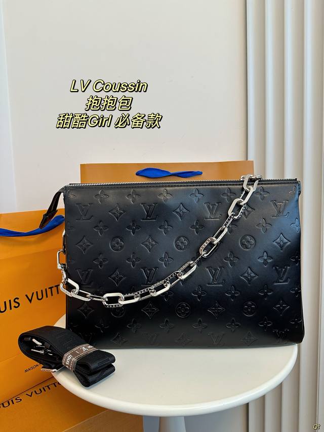 配盒 Lv 路易威登coussin 抱抱包 拿上手的那一刻就爱上了它的触感，包包内里很多小隔层让各种私人物品各归其位 可以单肩，斜挎，腋下，手拎。甜酷girl必