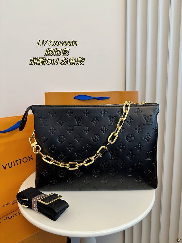 配盒 Lv 路易威登coussin 抱抱包 拿上手的那一刻就爱上了它的触感，包包内里很多小隔层让各种私人物品各归其位 可以单肩，斜挎，腋下，手拎。甜酷girl必