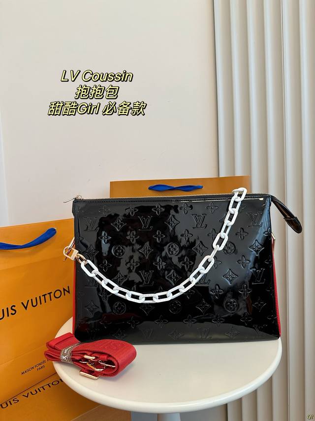 配盒 Lv 路易威登coussin 抱抱包 拿上手的那一刻就爱上了它的触感，包包内里很多小隔层让各种私人物品各归其位 可以单肩，斜挎，腋下，手拎。甜酷girl必