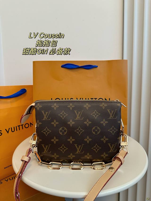 配盒 Lv 路易威登coussin 抱抱包 拿上手的那一刻就爱上了它的触感，包包内里很多小隔层让各种私人物品各归其位 可以单肩，斜挎，腋下，手拎。甜酷girl必