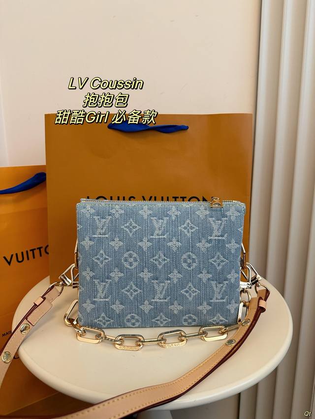 配盒 Lv 路易威登coussin 抱抱包 拿上手的那一刻就爱上了它的触感，包包内里很多小隔层让各种私人物品各归其位 可以单肩，斜挎，腋下，手拎。甜酷girl必