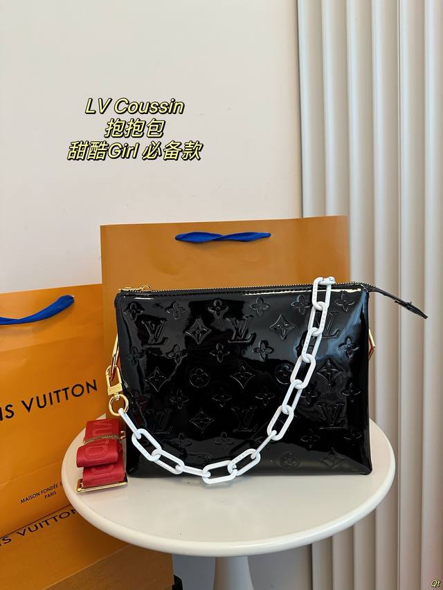 配盒 Lv 路易威登coussin 抱抱包 拿上手的那一刻就爱上了它的触感，包包内里很多小隔层让各种私人物品各归其位 可以单肩，斜挎，腋下，手拎。甜酷girl必