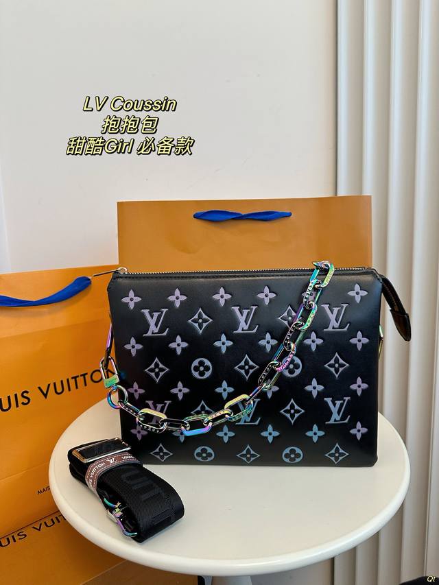 配盒 Lv 路易威登coussin 抱抱包 拿上手的那一刻就爱上了它的触感，包包内里很多小隔层让各种私人物品各归其位 可以单肩，斜挎，腋下，手拎。甜酷girl必