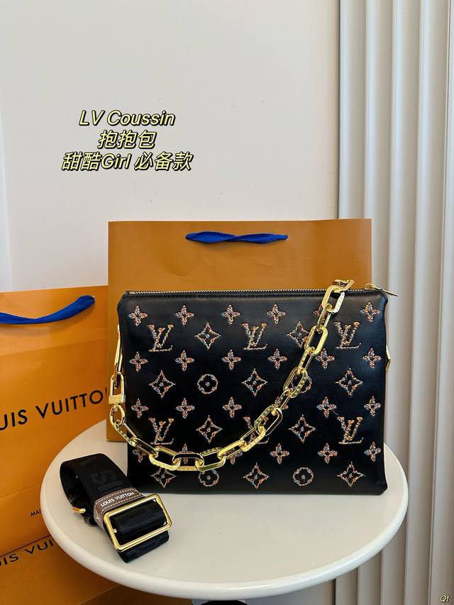 配盒 Lv 路易威登coussin 抱抱包 拿上手的那一刻就爱上了它的触感，包包内里很多小隔层让各种私人物品各归其位 可以单肩，斜挎，腋下，手拎。甜酷girl必