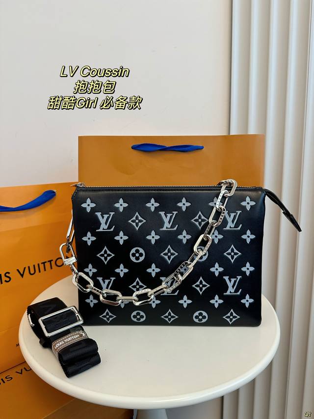 配盒 Lv 路易威登coussin 抱抱包 拿上手的那一刻就爱上了它的触感，包包内里很多小隔层让各种私人物品各归其位 甜酷girl必入款。 尺寸：26Cm