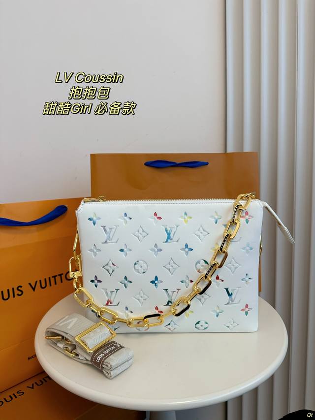 配盒 Lv 路易威登coussin 抱抱包 拿上手的那一刻就爱上了它的触感，包包内里很多小隔层让各种私人物品各归其位 甜酷girl必入款。 尺寸：26Cm