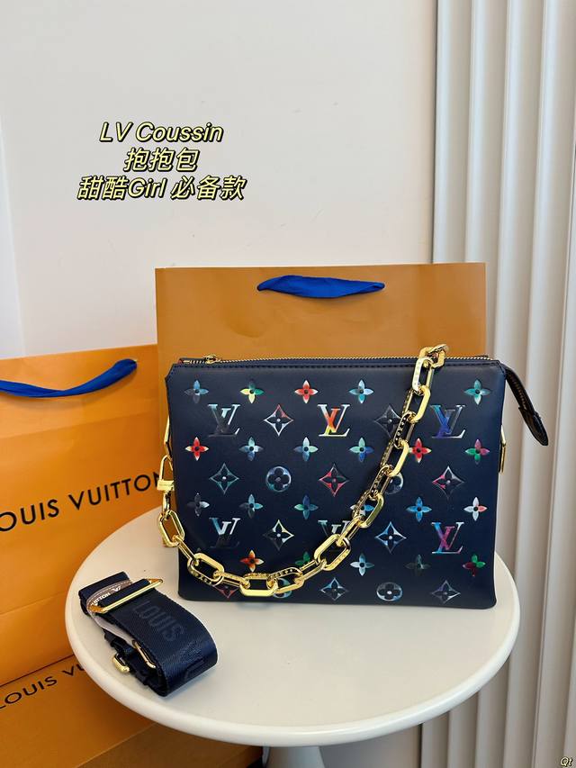 配盒 Lv 路易威登coussin 抱抱包 拿上手的那一刻就爱上了它的触感，包包内里很多小隔层让各种私人物品各归其位 甜酷girl必入款。 尺寸：26Cm