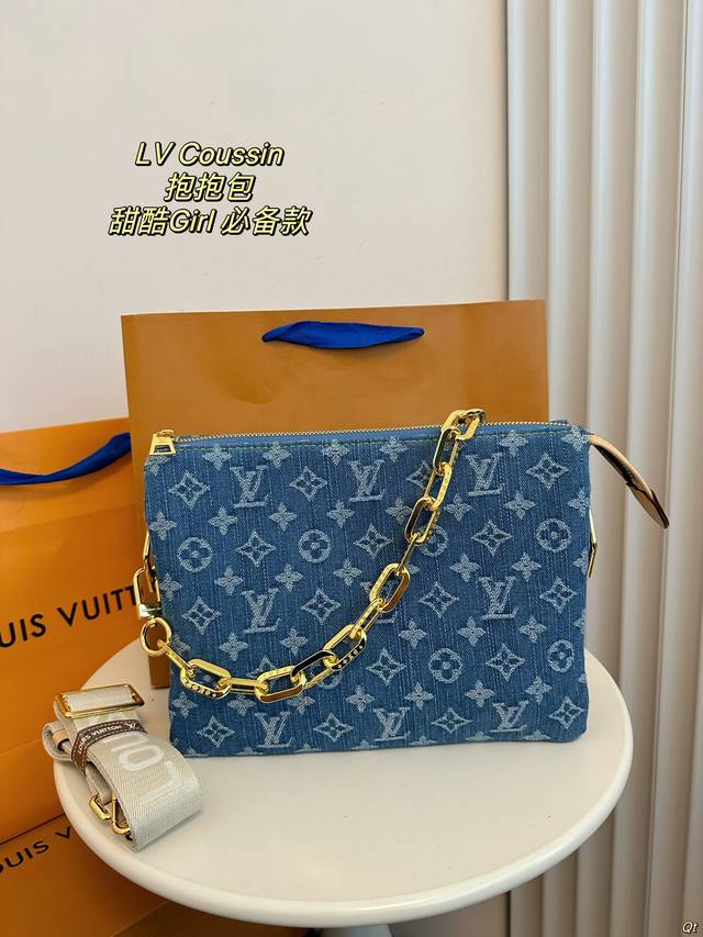 配盒 Lv 路易威登coussin 抱抱包 拿上手的那一刻就爱上了它的触感，包包内里很多小隔层让各种私人物品各归其位 甜酷girl必入款。 尺寸：26Cm