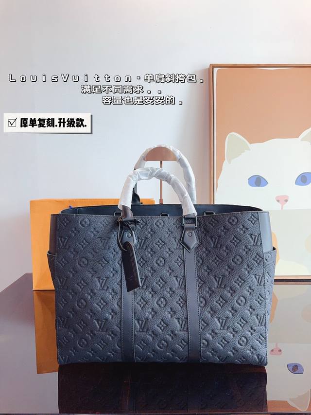 Lv 公文包 男包购物袋 万年不过时 专用lv面料原单五金 原版开模定制 手感超软 超舒服 全部五金都带logo 尺寸：43*13*31Cm