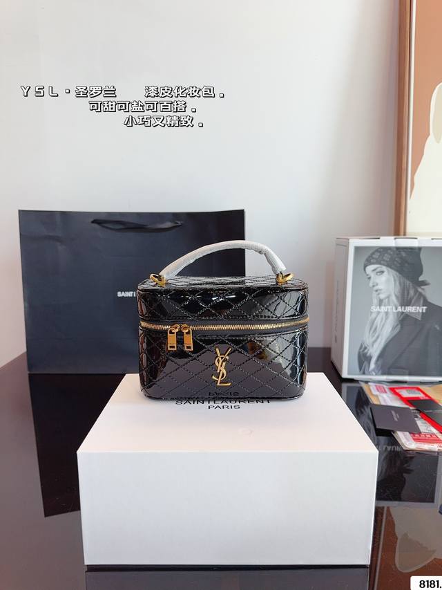 配礼盒. 圣罗兰.Ysl 新款 箱子化妆包 超火爆时尚单品 高版本 做工精细 进口五金 让你无论是夏天还是冬天都能背上它出门 是不是性价比超级高 随便凹造型都是