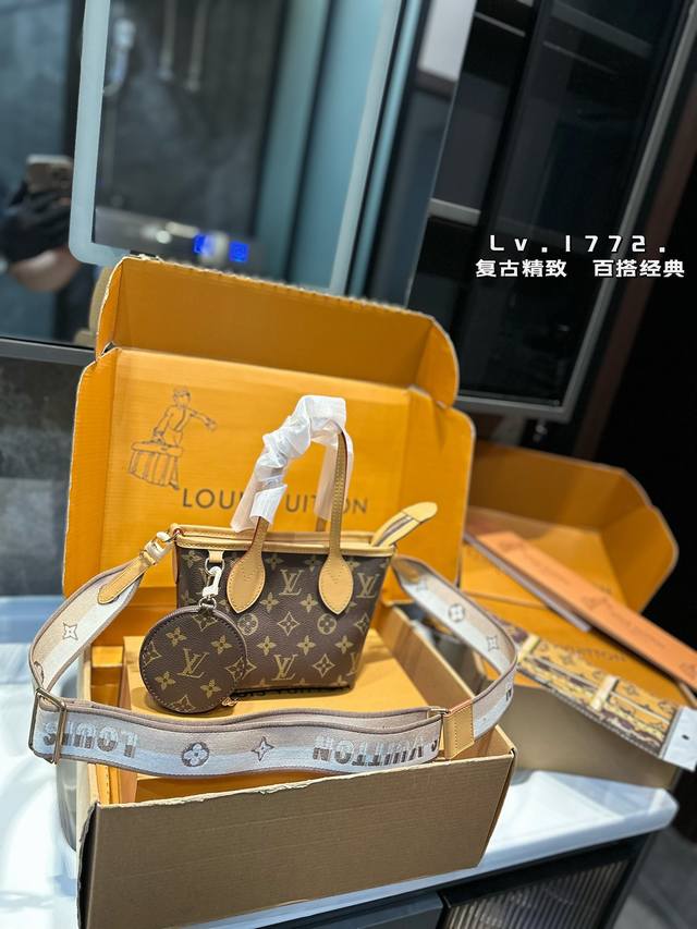 Lv 路易威登 Neverfull Bb菜篮子 刺绣宽肩带 哇咔咔太喜欢了 真是惊艳到我了、包包挺括 很能装 整体而言 非常实用 又耐造 尺寸：18*9*14C