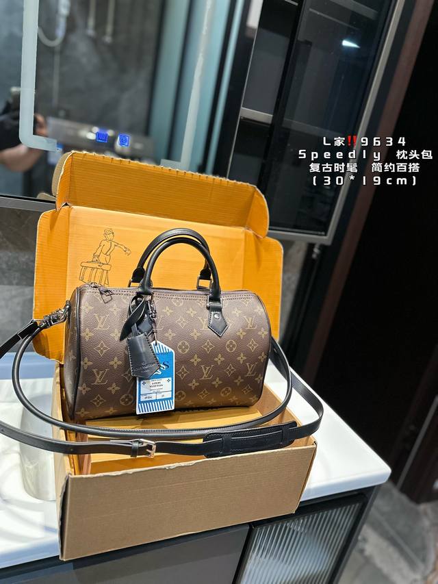 Lv Speedy 枕头包轻松演绎复古时髦包型挺阔，简约而不简单不需要过多的装饰，日常搭配西装和t恤，就能将高级感体现的淋漓尽致！尺寸30.19