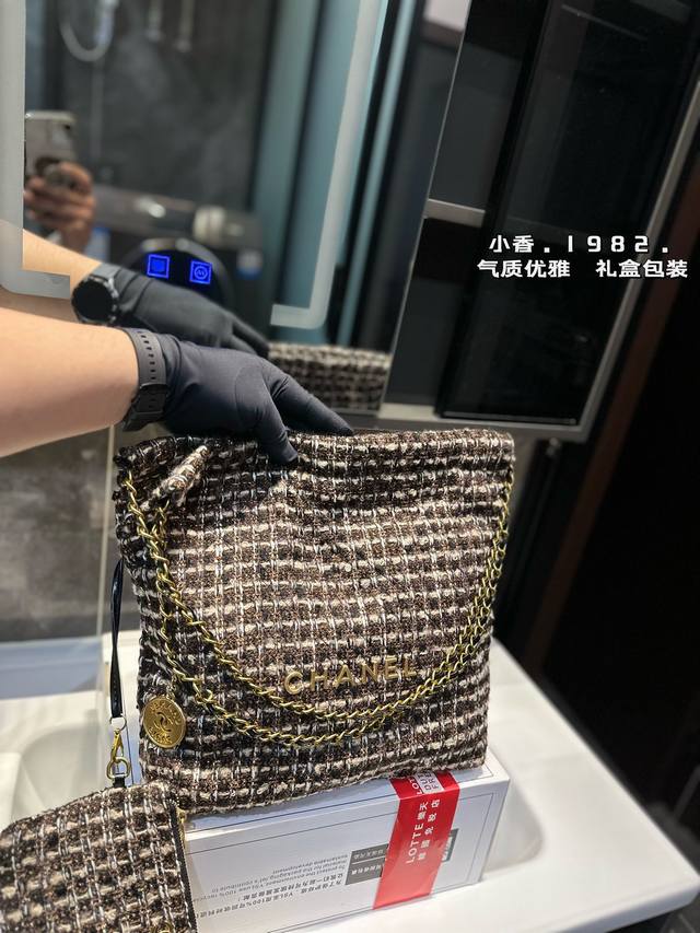 今天的主角垃圾袋 Chanel香奈儿毛呢垃圾袋 真的很耐背 喜欢中性风的女生放心入就是了 尺寸：