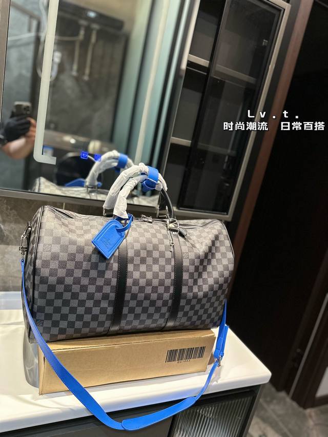 Lv 路易威登联名款keepall斜跨包旅行包 一只帅气能装的旅行袋 时尚爆发款火热来袭 经典设计大气可观男女通用款 包包采用原版皮质 超级厚实 耐磨 耐用原版