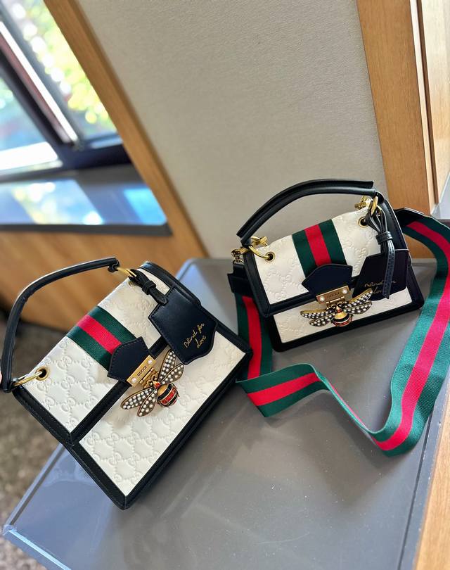 礼盒包装 牛皮版本 Gucci 玛格丽特皇后 玛格丽特皇后以拼色饰以最新确立的小蜜蜂品牌元素惊艳亮相之后，Queen Margaret打造，以华丽高贵的外形成为