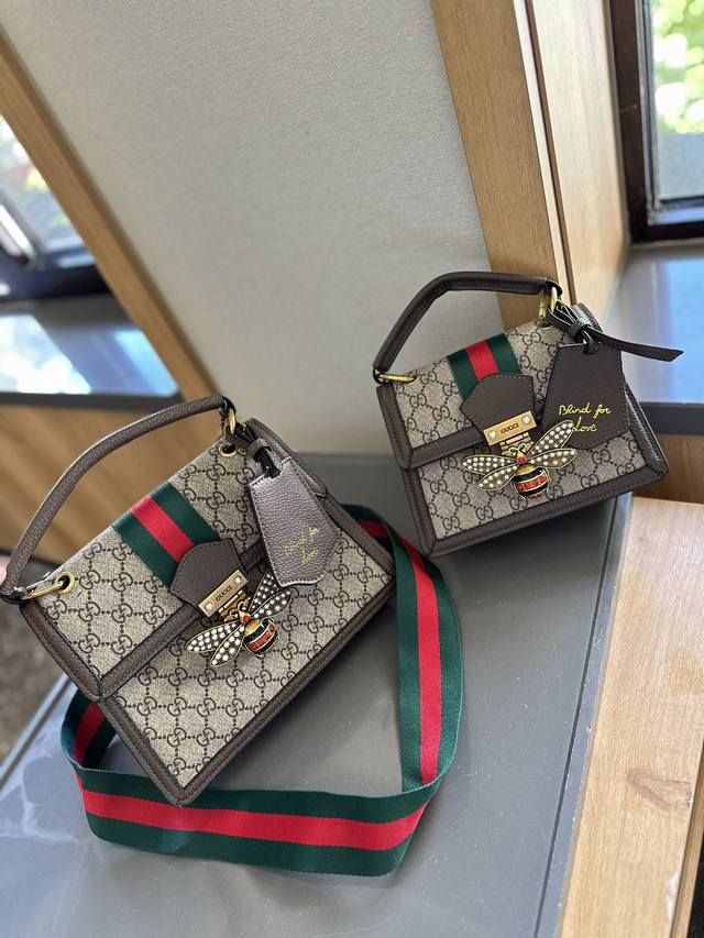 礼盒包装 牛皮版本 Gucci 玛格丽特皇后 玛格丽特皇后以拼色饰以最新确立的小蜜蜂品牌元素惊艳亮相之后，Queen Margaret打造，以华丽高贵的外形成为