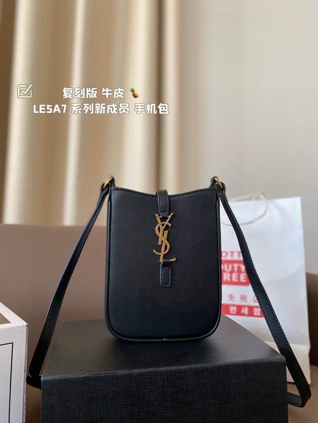 圣罗兰ysl 复刻版 牛皮 Le5A7 系列新成员_手机包∞ 墙裂推荐这款迷你手机包 极简外形＋金属1Ogo扣开合设计！ 实用又时髦是日常搭配率蛮高的单品 La