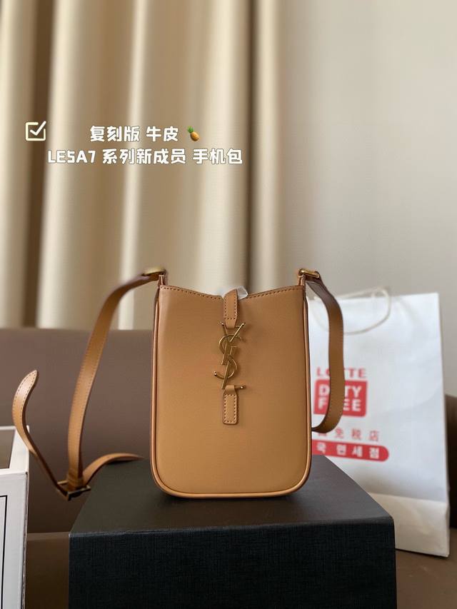 圣罗兰ysl 复刻版 牛皮 Le5A7 系列新成员_手机包∞ 墙裂推荐这款迷你手机包 极简外形＋金属1Ogo扣开合设计！ 实用又时髦是日常搭配率蛮高的单品 La