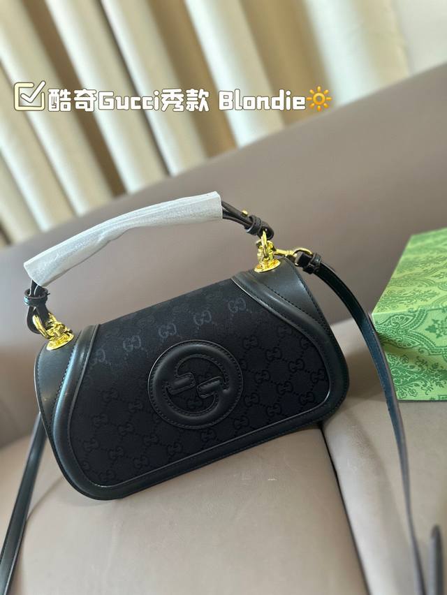 配盒子 酷奇秀款 Blondie来袭怀旧与现代时尚 20世纪70年代初，Gucci品牌创造了一个新的圆形迭代版本的1Ogo-Interlockingg，并由此推