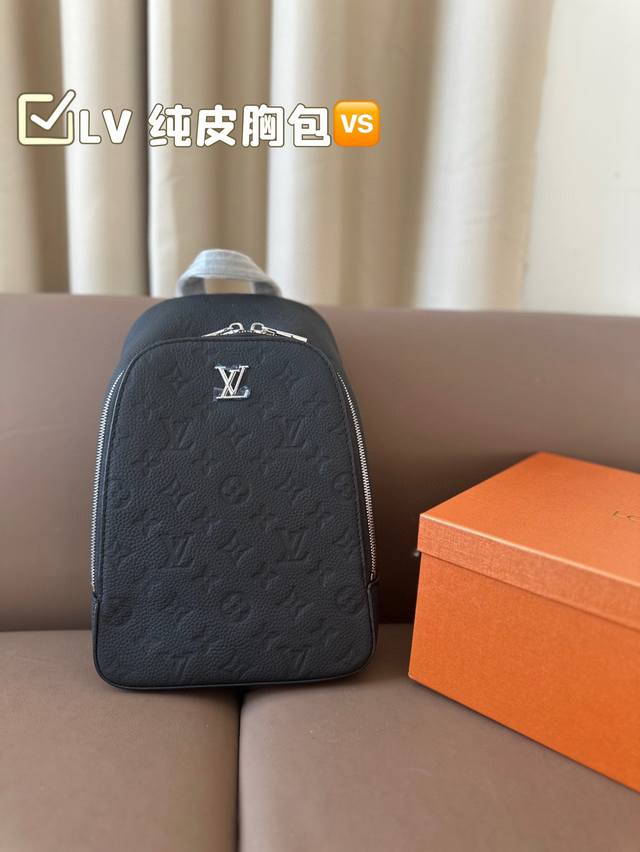 Lv 纯皮胸包 很好搭衣服 配啥都搭 当之无愧的百搭之王 搭配任何风格完全没问题 尺寸：20*28