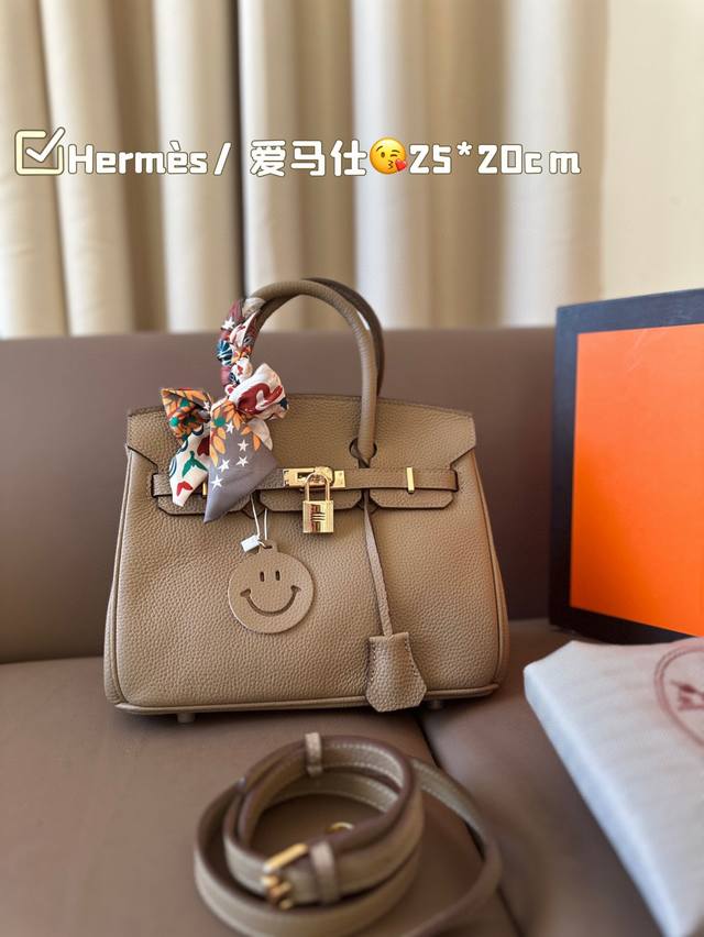 Hermès 爱马仕 铂金包 高端质量 专柜最新款进口荔枝纹 明星同款 原版质量 Hermès每个女孩的必备品 尺寸：25*20