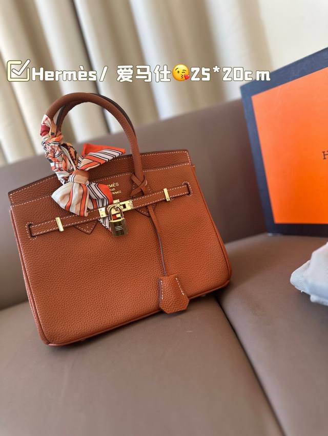 Hermès 爱马仕 铂金包 高端质量 专柜最新款进口荔枝纹 明星同款 原版质量 Hermès每个女孩的必备品 尺寸：25*20