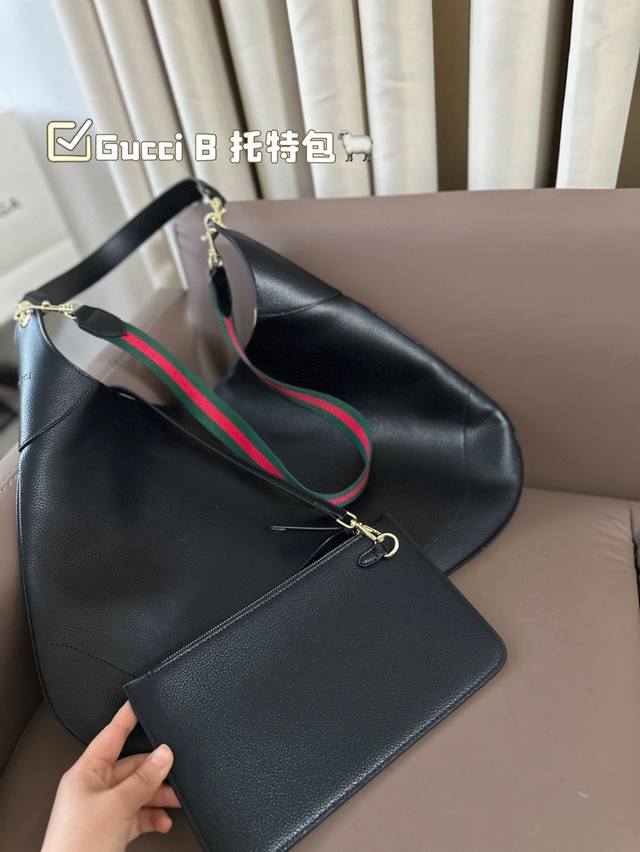 酷奇 Gucci B托特包最适合洒脱随性的小仙女 这款tote 购物袋它整体的设计 都是属于简洁大方的类型 尺寸50*32