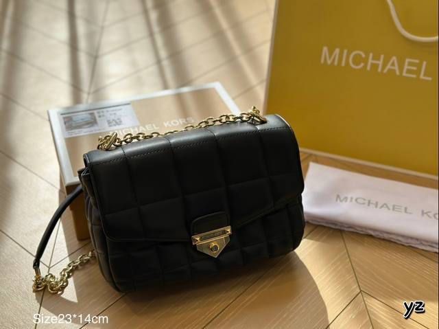 配盒 Mk这次的soho单肩包好！好！看！Michael Kors又来在线抢钱啦 这次新出的michael Kors Soho单肩包也太绝了吧 上次偶然看见高圆