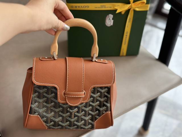 配盒 Size：20*16Cm Goyard 戈雅 代表性的包款 西贡包！ 手机，口红，卡包，粉饼，钥匙都能放，非常实用！