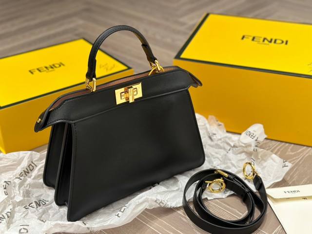 配盒 尺寸：27 21Cm 牛皮 Fendi 芬迪 Peekaboo 系列 “躲猫猫”， 两个隔层均以经典peekaboo转锁开合。 硬隔板并设有一个拉链口袋。