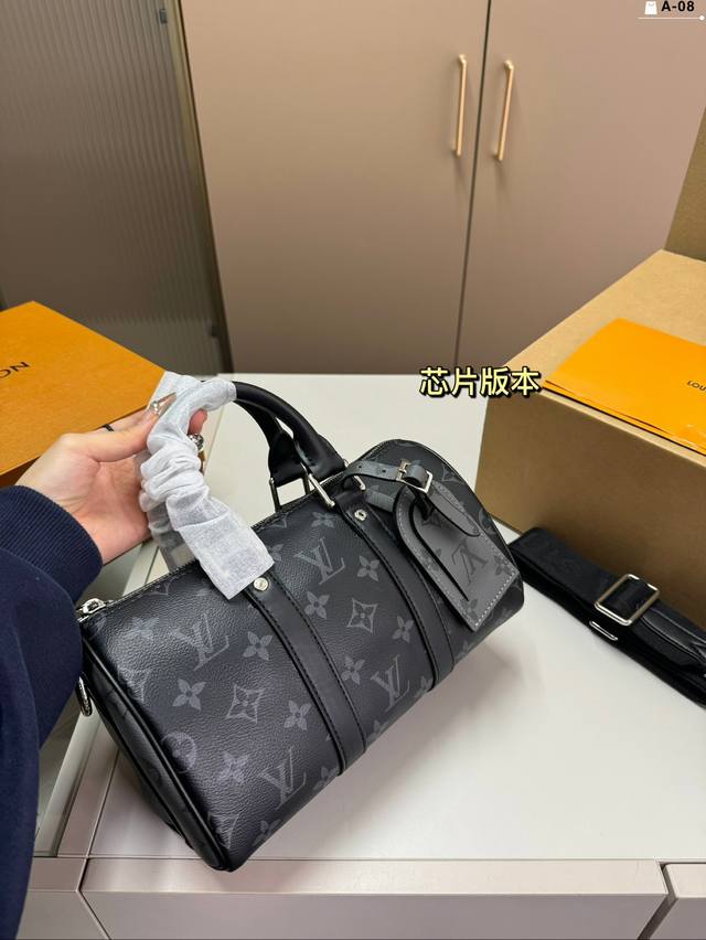 Lv Keepall Xs 新品枕头包 芯片版本 简直长在我的心头。 男女同款！！ A-08尺寸25.10.15折叠盒飞机盒