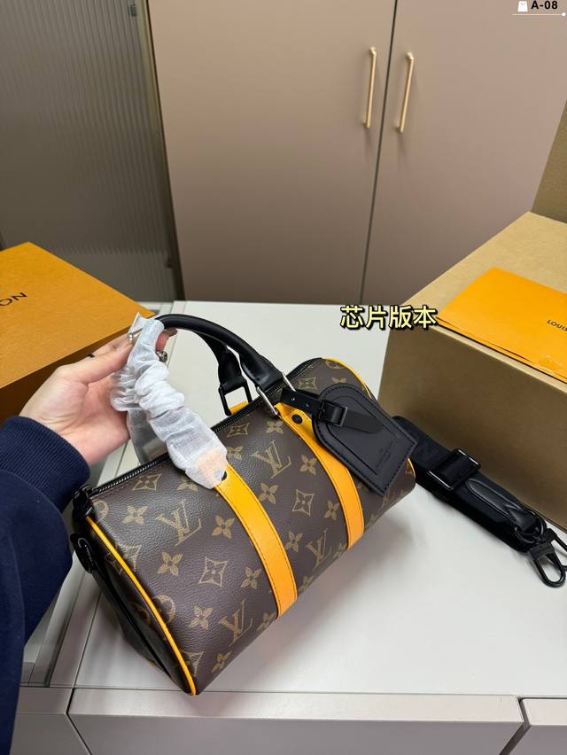 Lv Keepall Xs 新品枕头包 芯片版本 简直长在我的心头。 男女同款！！ A-08尺寸25.10.15折叠盒飞机盒