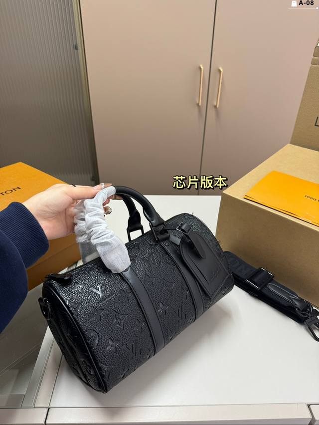 Lv Keepall Xs 新品枕头包 芯片版本 简直长在我的心头。 男女同款！！ A-08尺寸25.10.15折叠盒飞机盒