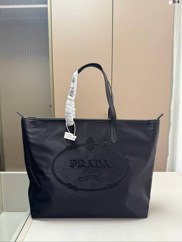 Prada 经典购物袋尼龙托特 够大够方便 轻便舒适又实用！ 百搭时尚 能够满足日常通勤 D-9尺寸37.12.33