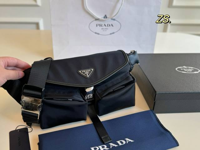 无盒 Size：27×16 Prada 普拉达腰包 胸包 斜挎包 腰包设计不仅实用, 还增强了整体设计感！ 日常搭配不同衣着都可以， 上身造型感很赞， 简约轻便