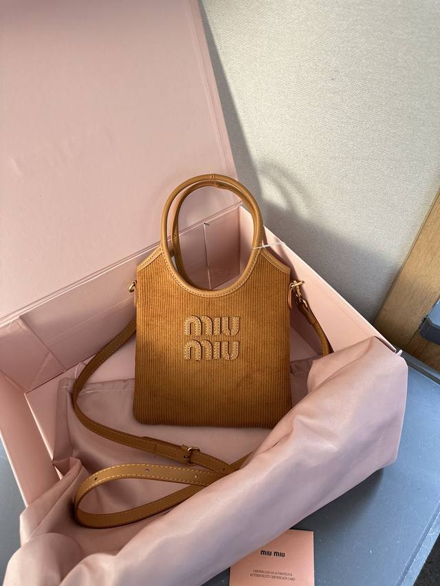 礼盒包装 Miumiu限定款mini 托特包 简单又好看 Miumiu而且超级实用， #Miumiu新款包包 尺寸19 19Cm