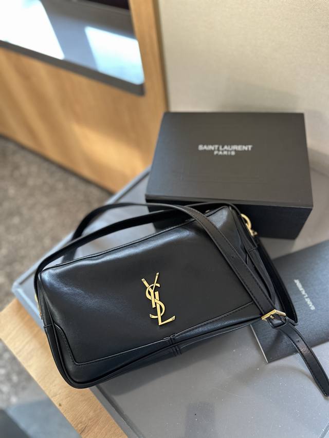 折叠礼盒包装 Ysl 设计感满满的吊床造型真的有被美到了推荐给大家 Camera Supple Bag_圣罗兰饭盒包 这款手袋是一款宽敞的肩包，带有牛皮革底座和