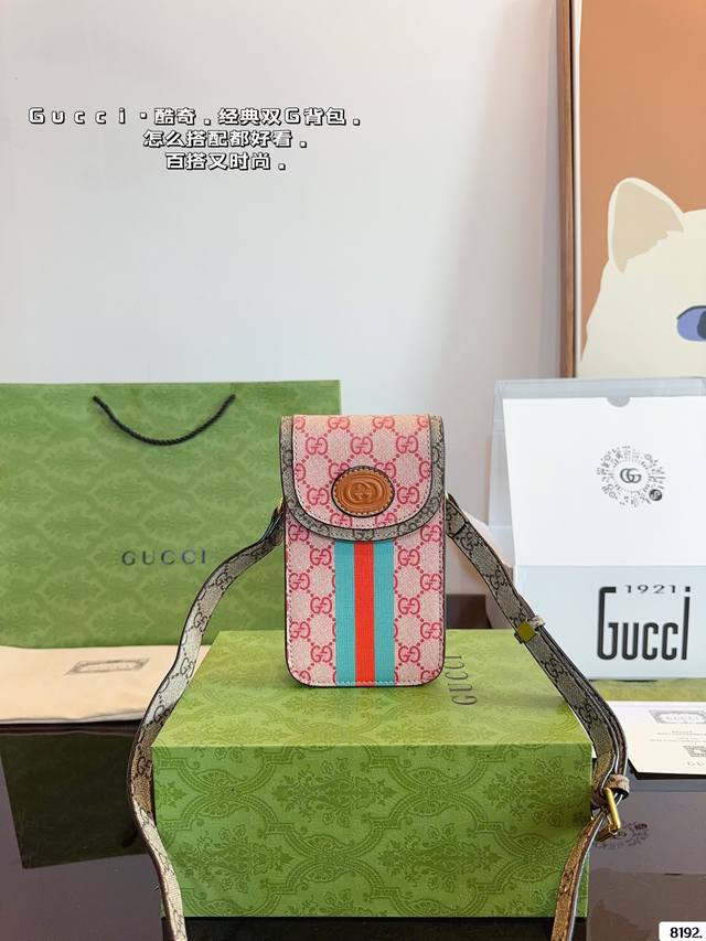 配礼盒 Gucci 古驰 1955 Mini斜挎包woc单肩 手机包 百搭款 酷奇 美到无法无天的款式 今年简直引领时尚最in元素 上身超级好看 尺寸：11*4