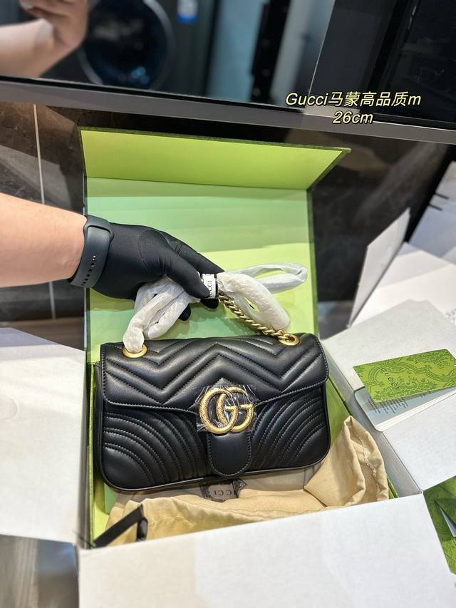 折叠飞机礼盒 Gucci L Gg Marmont 系列 升级版本牛皮 Gucci 宠儿精选 Gg Marmont 系列手袋刚刚上架一组 新包型，迷你腰包采用v