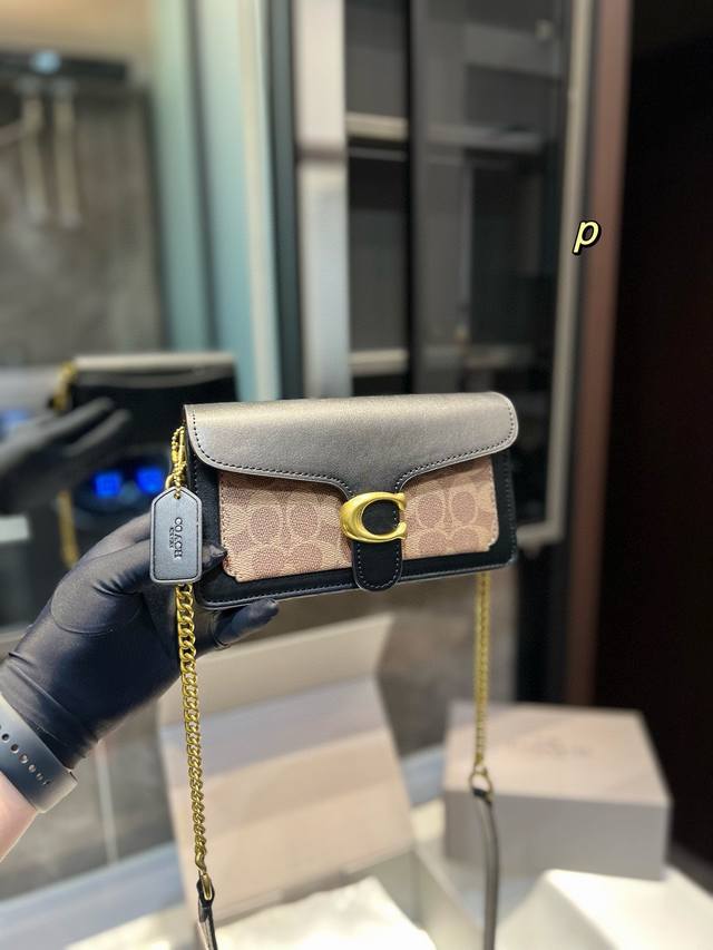 礼盒包装 Coach Mini Tabby21蔻驰经典来袭 Mini Tabby21配色每一个我都喜欢链条包同的小姐妹 答应我买它！腋下容量也chao棒的 满足