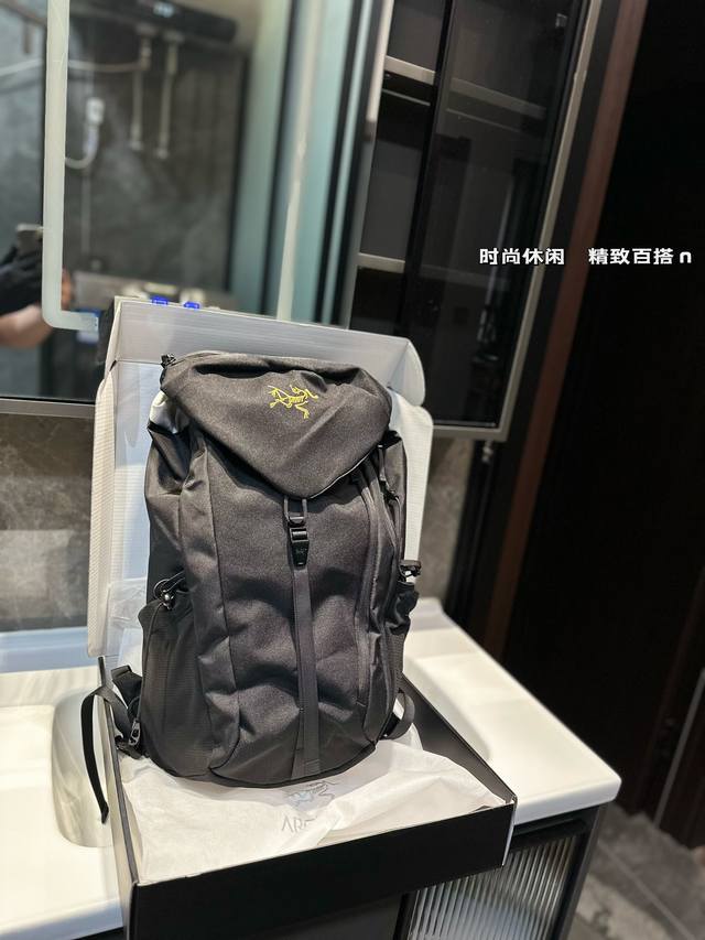 Arcteryx 20L始祖鸟刺绣多功能户外双肩包 Arcteryx 20L始祖鸟刺绣多功能户外旅行双肩背包 23Ss。包体空问容量大，可以携带短途远足所需的所