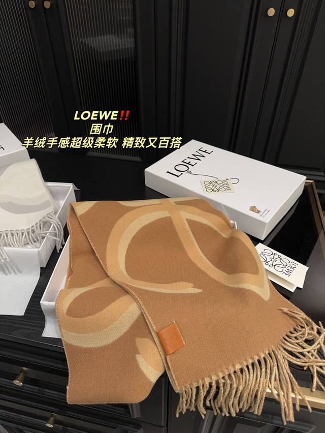 配盒 罗意威 围巾 Loewe 它这款是 90%羊毛和10%羊绒混纺，因为我的皮肤比较敏感，刚开始担心会扎，但是没想到戴起来一点都不扎，软软的很舒服