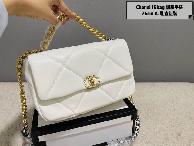 礼盒包装 Chanel 19Bag Cha.Nel19手袋jennie，刘雯，欧阳娜娜同款 在ch.Anel秋冬秀上出现的手袋无疑是今年秋冬最热门的包包之一。