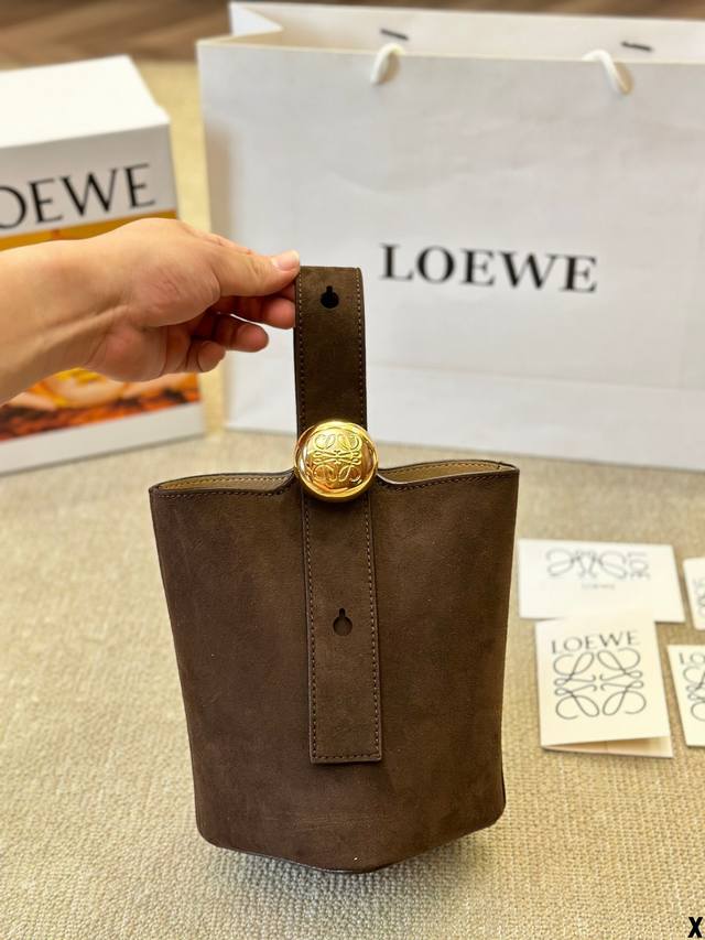 牛皮版本 Loewe Pebble 小号 水桶包终于来咯！！ Loewe也有属于自己的“菜篮子”啦！！ Mini尺寸精致可爱，还配有一根可调节的长肩带 包包可手