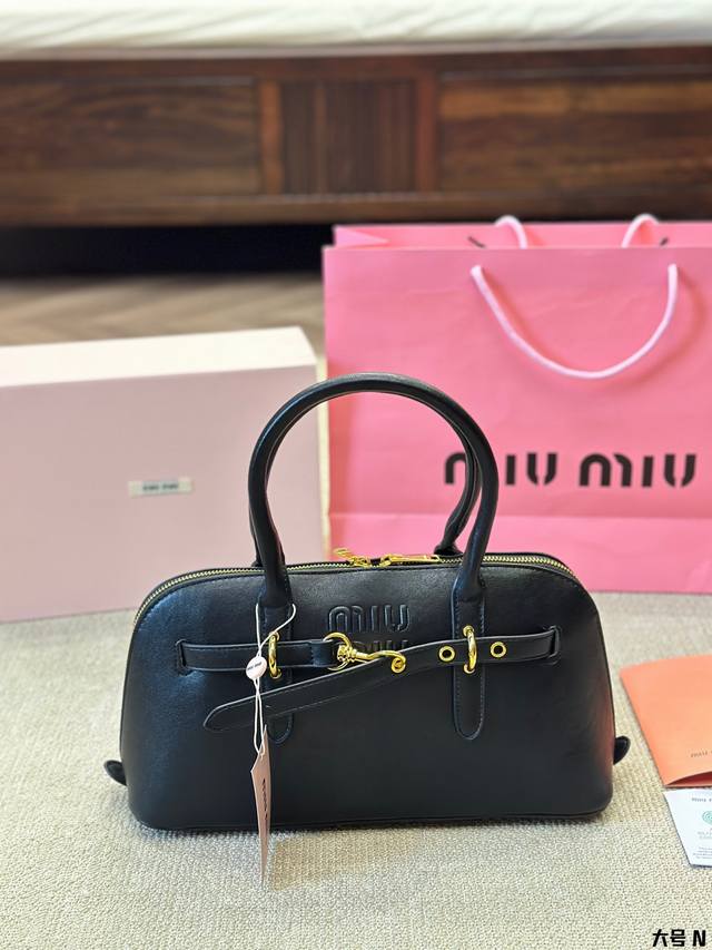 大号 Miumiu Aventure饺子包 ，采用进口小羊皮纹面料，华丽 Matelasse 工艺重释软羊革托特包活力而百搭的都市风 廓形，赋予包身纹理质感的工