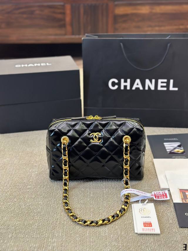 Chanel 相机包 慵懒随性又好背 上身满满的惊喜 高级慵懒又随性 彻底心动的一只 Size：25 20Cm